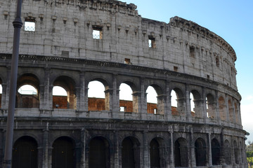 Coliseo en Roma, Italia. Cielo azul