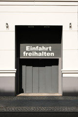 Einfahrt freihalten - Schrift auf Tor