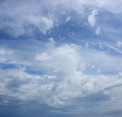 Hintergrund blauer Himmel mit Wolken - Schleierwolken - Wolkenbild