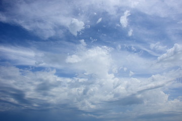 Blauer Himmel Hintergrund mit weißen Wolken