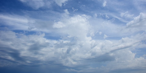 Hintergrund blauer Himmel mit Wolken - Schleierwolken - Wolkenbild