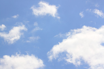 Himmel Blau mit weißen Wolken