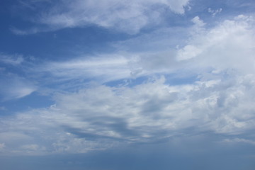 Hintergrund blauer Himmel mit Wolken - Schleierwolken - Wolkenbild
