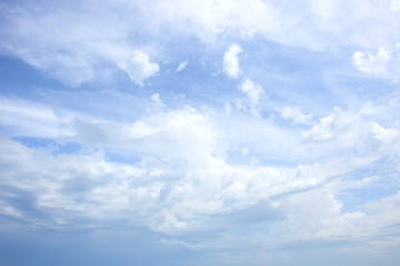 Schleierwolken vor blauen Himmel - Hintergrund 