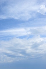 Naklejka na ściany i meble Schleierwolken vor blauen Himmel - Hintergrund 