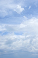 Blauer Himmel Hintergrund mit weißen Wolken
