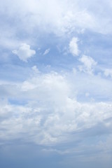 Schleierwolken und Schäfchenwolken am blauen Himmel - Wetterprognose