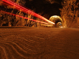 Auto en un t&uacute;nel