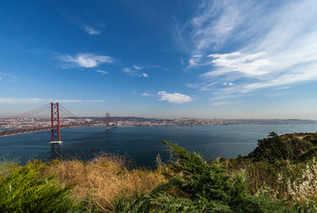 Almada (Portugal) - Vue du pont du 25 avril sur le Tage et Lisbonne