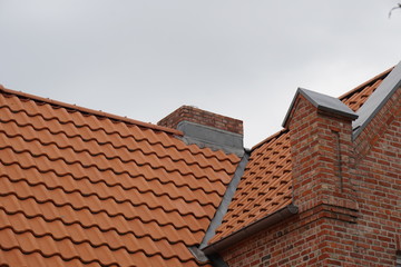 Fototapeta na wymiar Schornstein auf einem Dach mit Ziegeln