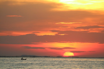 Obraz premium sunset on red yellow sky back evening cloud over horizon sea