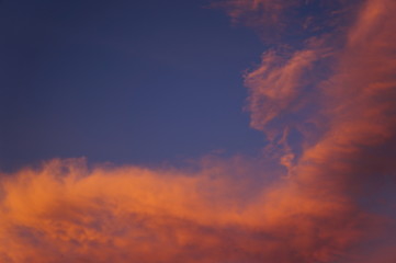 Fototapeta na wymiar nubes rojas en cielo azul 