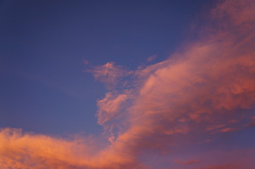 nubes rojas en cielo azul