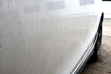 Stains that occur on the side of the white car