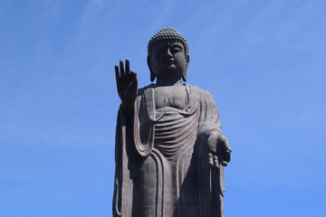 牛久大仏 ／ 茨城県牛久市にある牛久大仏（うしくだいぶつ）は、ブロンズ（青銅）製大仏立像で全高120mあり、立像の高さでは世界で4番目、ブロンズ立像としては世界最大でギネスブックに登録されています。