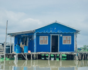 casa azul en lago