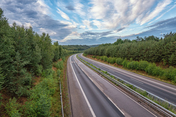 eine leere autobahn in deutschland