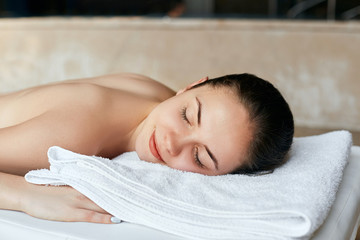 Obraz na płótnie Canvas Massage. Beautiful girl in spa salon
