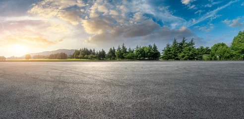 Foto op Plexiglas Brede racebaan en groen bos natuurlandschap bij zonsondergang © ABCDstock