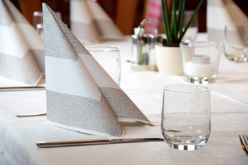 Gedeckter weißerTisch in einem rustikalen Restaurant in Südtirol