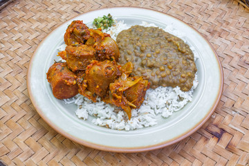 assiette créole typique, riz, lentilles, rougail saucisses 