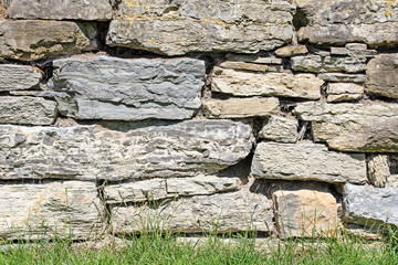 Trockenmauer aus Natursteinen