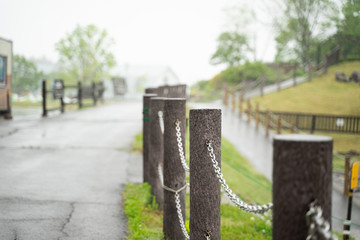 The fence along the way in the morning rain is refreshing.