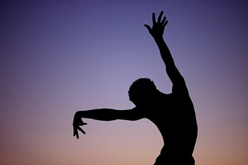 Homme silhouette danse - coucher de soleil