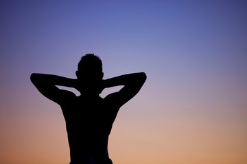 Fototapeta premium Détente paix homme silhouette coucher de soleil