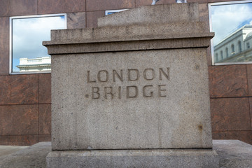 Fototapeta na wymiar england london bridge signboard marble
