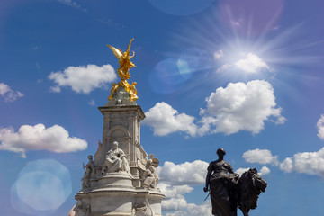 london queen victoria memorial at buckingham palace