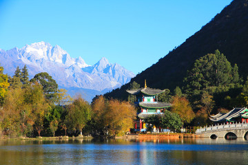 Fototapeta premium Jade Spring Park (Black Dragon Pool Park) in Lijiang, Yunnan Province, China