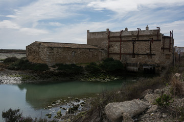 Fototapeta na wymiar Molino de Mareas en San Fernando con el rio Arillo