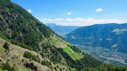 Bergblick in das Tal um Meran, Süd Tirol in den Bergen