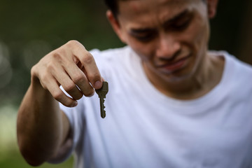 泣きながら鍵を渡す男性