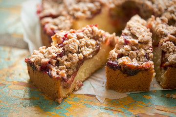 Plum cake with crumble & cinnamon 