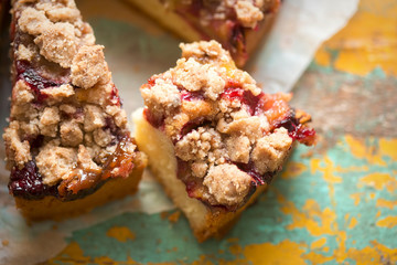 Plum cake with crumble & cinnamon 