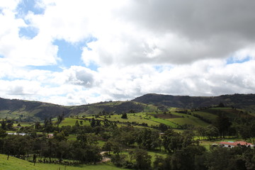 Obraz premium nubes cubriendo la sabana de cundinamarca en su paisaje verde