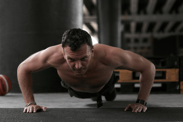Muscular man pushing up on the floor