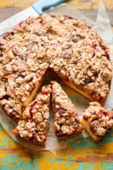 Plum cake with crumble & cinnamon