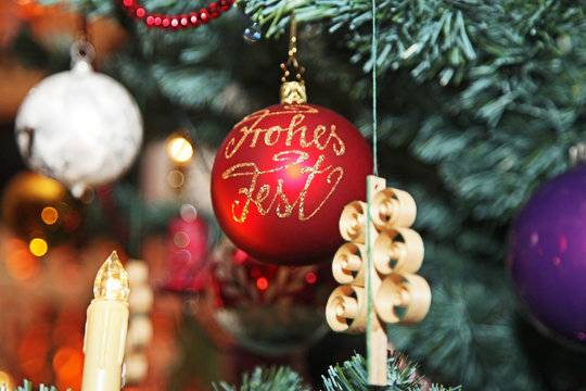 Frohes Fest Christbaumkugel am Tannenbaum