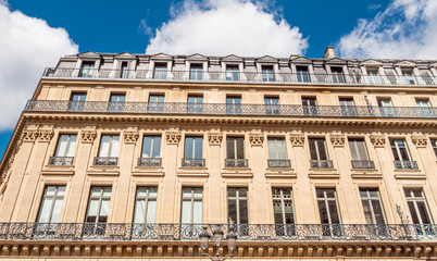 Fototapeta na wymiar Beautiful house facade in the streets of Paris