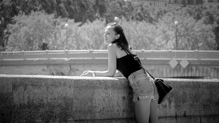 Fototapeta na wymiar French girl in the city of Paris