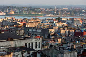 Obraz premium Rooftop view of the port area of old havana cuba showing a cluster of old buildings, water and ship