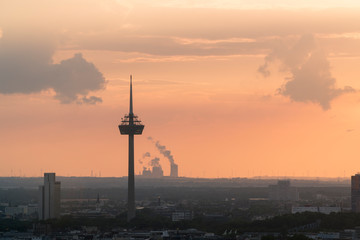 Blick auf den Kölner Fernsehturm am Abend