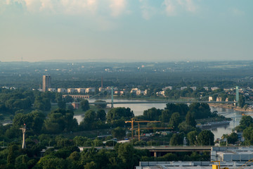 Blick auf den Rhein in Köln am frühen Abend