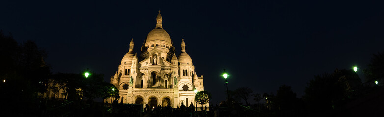 Fototapeta na wymiar Sacre coeur church in Paris at night