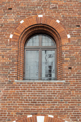 finestra  ad arco di antico palazzo medievale in mattoni 