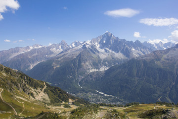 Obraz premium Widok na pasmo górskie doliny w Alpach