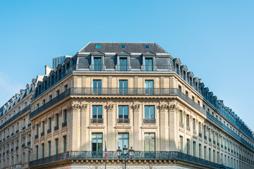 Fototapeta premium staromodny budynek w paryżu w Europie